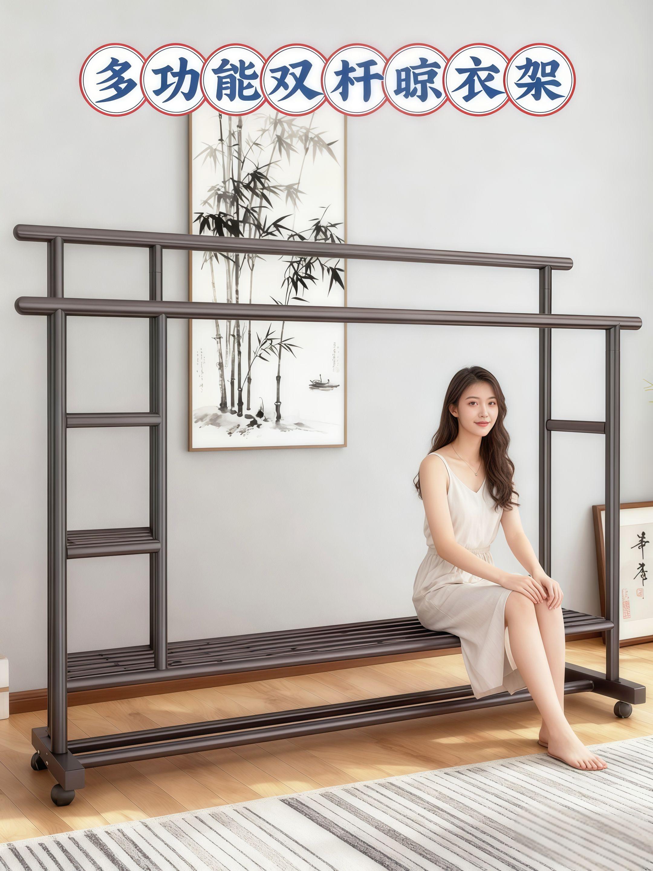 这个晾衣架真的被我妈夸爆了!以前家里一到换季洗衣服就发愁,阳台挂满了衣服被子还是不够用,现在有了它,全家人的衣服都能一次性搞定!   最绝的是它超能装!杆子又宽又结实,床单被套往上一搭稳稳当当,再多衣服也能轻松收纳。而且它是可移动设计,想去哪就推到哪,阳台晒不下就搬到客厅,天气不好还能推进卧室,完全不占地方。  用起来更是方便到离谱!衣服洗完直接往上挂就行,不用踮脚也不用弯腰,家里老人小孩都能轻松操作。现在每次晾完衣服,看着整整齐齐的一排,心情都变好了!真心建议家里缺地方晾衣服的姐妹闭眼入,用过就知道有多香!#实用省空间 #置物架 #挂衣架 #多功能衣帽架 #超实用