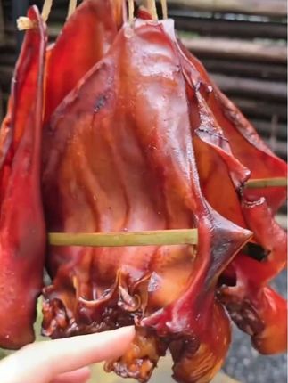 老乡们看一下哦,这是我们家的烟熏腊猪耳朵,一斤至少有两个,可炒可切可凉拌哈,下酒下饭都安逸的很。想不想吃嘛?想吃的话给你们整点过来撒。#哎呀妈呀太香了 #嘎嘎好吃 #猪耳朵#烟熏腊猪耳朵 #美食