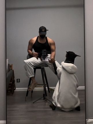 谁今晚出来赏月 带上身份证 切月饼用 不能吃冰的别来 因为吃的冰皮月饼 #创作者中心 #创作灵感 #健身是我的快乐源泉 #杜宾 #让健身成为一种习惯