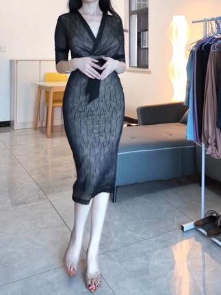 好惊艳的修身连衣裙! #包臀裙 #修身连衣裙 #女人味穿搭 #气质穿搭 #裙子控