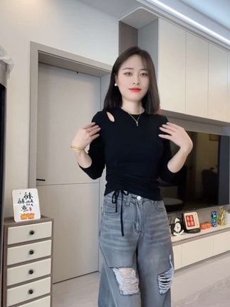 早秋新款打底衫绝,露肩自带小心机,下摆抽绳设计拉高腰线巨显瘦 #上衣穿搭 #打底衫#早秋新款#简约搭配 #穿搭