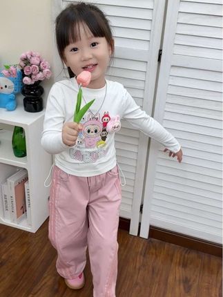 我有个女儿 她古灵精怪 调皮可爱 每天就像一个小话唠 甚至觉得她好烦呐 可是她又是我的精神支柱 常常觉得拥有她 是我的幸运谢谢你出现在我的世 界里 从此枯燥的生活里多了一道彩虹#生女儿就是用来打扮的 #萌娃穿搭 #骗你生女儿#我的女孩👧🏻 #女童穿搭