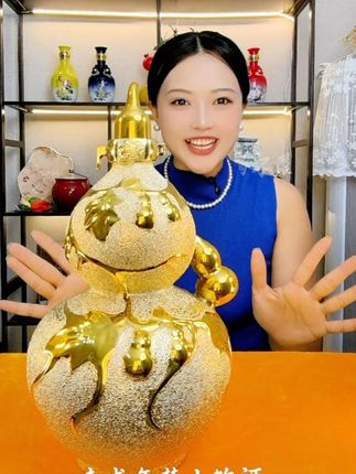 这金葫芦摆家里也太漂亮了吧,它不只是摆件,它里面装的还是杏花的美酒,这款酒啊自己留着收藏摆柜,或者逢年过节送礼,都特有面儿! #好酒推荐 #景德镇陶瓷 #白酒 #酒 #杏花村酒