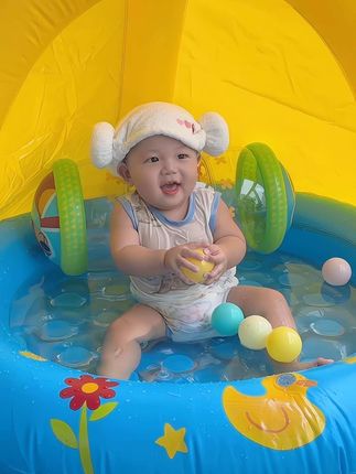 夏天到了,最快乐的事情当然是在家玩水啦~#自己玩的不亦乐乎 #玩水的季节 #爱玩水的小朋友 #戏水玩具