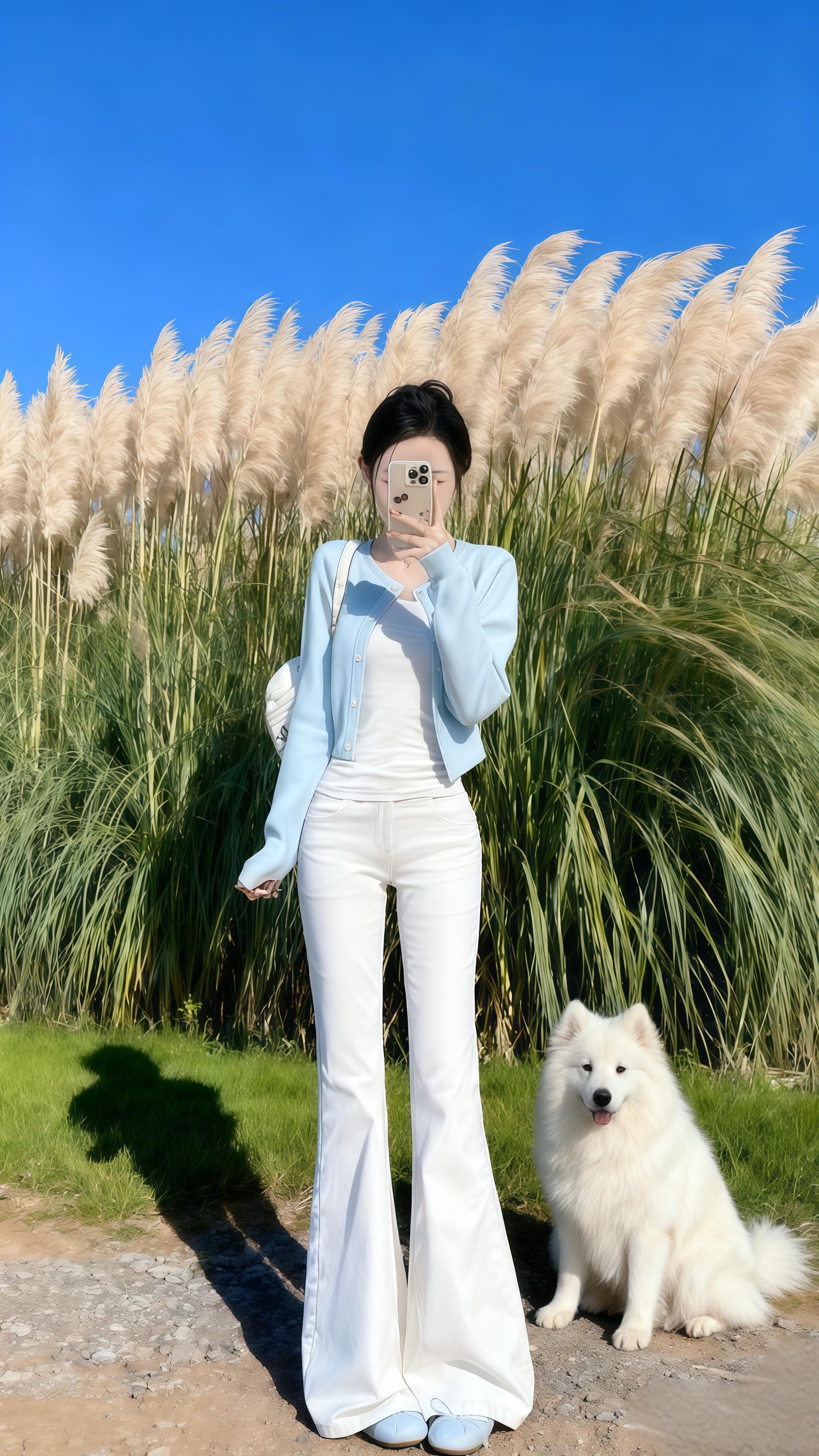 《芦苇畔的蓝白温柔》她在芦苇丛前自拍,浅蓝开衫与纯白裤装衬得画面清新。身旁的萨摩耶吐着舌头,满眼温顺。曾在都市的喧嚣里倍感孤单,直到这只毛孩子走进生活,又邂逅这片芦苇秘境,才觉出内心的安宁。此刻,蓝天为幕,芦苇为景,一人一犬的身影被阳光镀上暖边。她知道,这份有陪伴、有自然的时光,是生活最甜的赠礼,每一次按下快门,都是对温柔岁月的珍藏。#秋日户外就穿琥珀系#游戏里的琥珀系穿搭美学#秋天变时髦就从韩系穿搭开始#秋季清冷感白月光穿搭#我是又甜又酷的流光系少女
