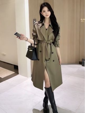 秋天到了,衣柜里一定少不了这样一件风衣外套,它不仅好看,而且非常实用,可以轻松应对温差变化。早上出门凉飕飕的,穿上它就能立刻暖和起来,中午天气变热了,脱掉也不会觉得尴尬。不管你是逛街还是上班,都能随时随地保持舒适自在。喜欢的朋友赶快点击下方链接购买吧!#气质风衣 #气质穿搭 #高级感穿搭 #高级感 #今天穿什么