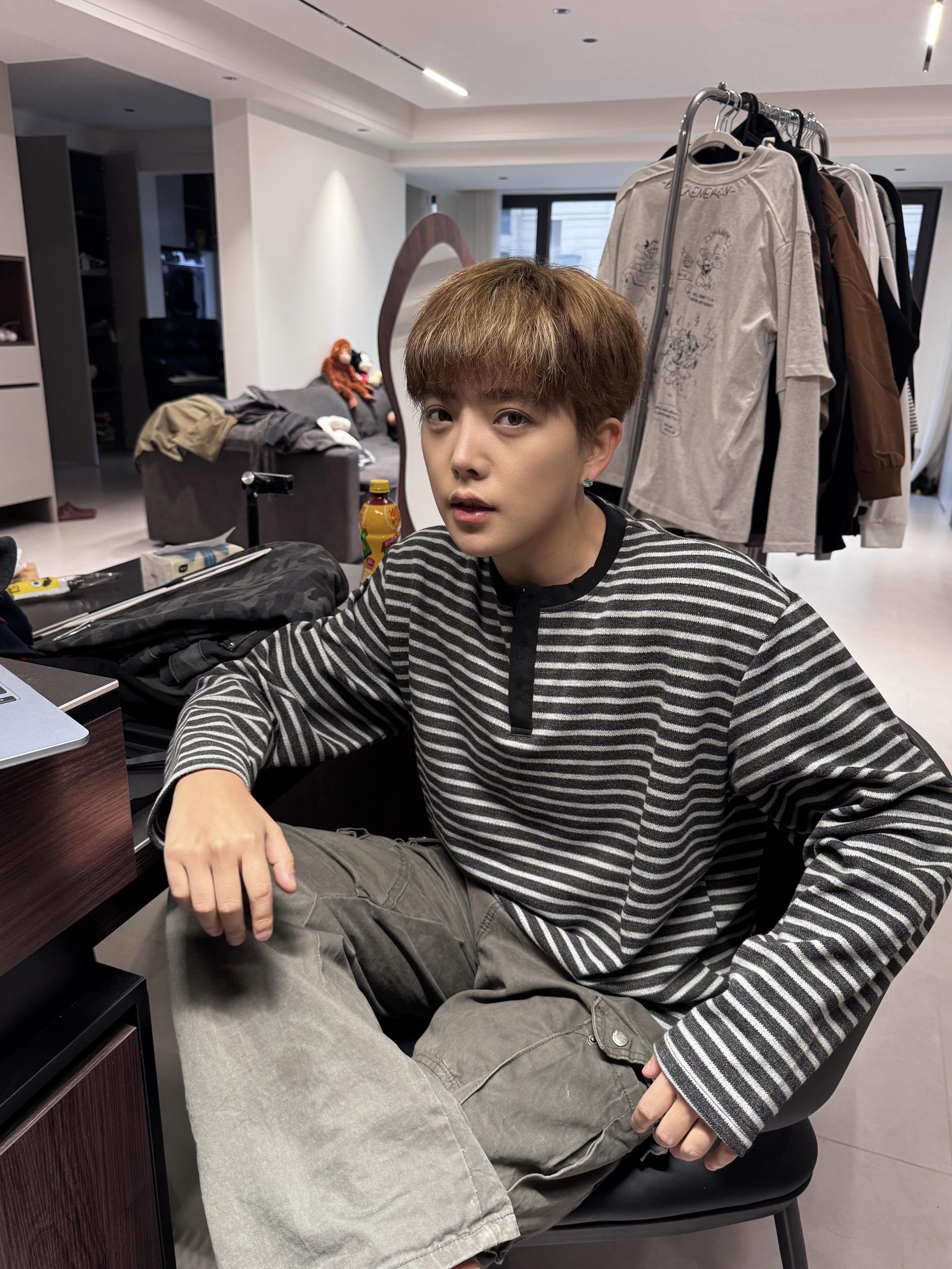 原来为小事雀跃也是种能力。#慵懒风穿搭 #穿搭 #条纹 #中性穿搭