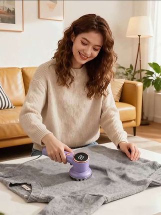 志高毛球修剪器:秋冬衣物焕新小帮手   秋冬的毛衣、针织衫总爱冒毛球?志高毛球修剪器来帮你轻松打理!刀头设计贴合面料,轻轻一推就能带走烦人的毛球,网面工艺顺滑,不用担心损伤衣物质感。   自带强劲吸力,剪下来的毛絮直接吸入储仓,不会四处飞散,清理起来一倒就干净。USB充电设计很方便,家里、出差都能随时用。   不管是衣物、围巾还是沙发靠垫上的毛球,它都能轻松处理。小小一个不占地方,是居家整理的实用好物,让旧衣物重拾整洁模样。#毛球修剪器#志高#居家好物