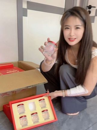 女人不管多少岁,在条件允许的情况下,最好每天都能吃上一碗燕窝。我今年已经三十六岁了,但是别人都说我像二十多岁的小姑娘一样,这都得益于我一直以来坚持吃燕窝。#燕窝 #好喝不贵 #精致女人必备 #好吃 #营养