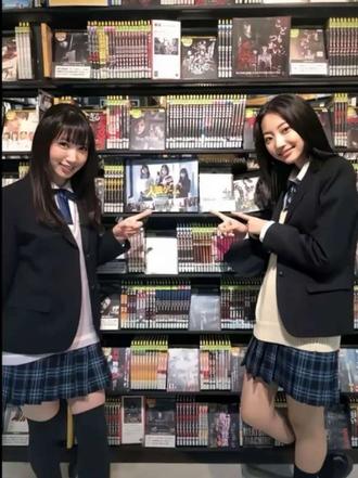 这个月初刷到影sir的人狼游戏解说,从人狼5开始往后看了5678四部现在又回头补看了1,人狼游戏里面的每一位女性角色真的都被刻画的很让人印象深刻,她们的性格或善良或狠辣或正义,但毋庸置疑都是非常真挚的人,仁科和小实从一开始被卷入杀人游戏时的懵懂无助互相取暖痛哭时、兰子为了一亿奖金割舍掉雏田而雏田甘愿牺牲时、小池萌为了彩乃能活下来疯了一般的寻4⃣️时、还有泓美和露娜剧版中守卫和村民的互守奔赴和露娜一直坚信不疑相信泓美的这份真心,种种时刻看的人都好好哭,既为无情的游戏机制而愤慨也为她们在生死时刻能保持真心而感动,可是最后的最后这些人都没能彻底走出大厦,在这个你死我活的竞技场中成为了be的牺牲品😭😭😭#人狼游戏 #影sir #人狼游戏5 #人狼游戏6 #人狼游戏7