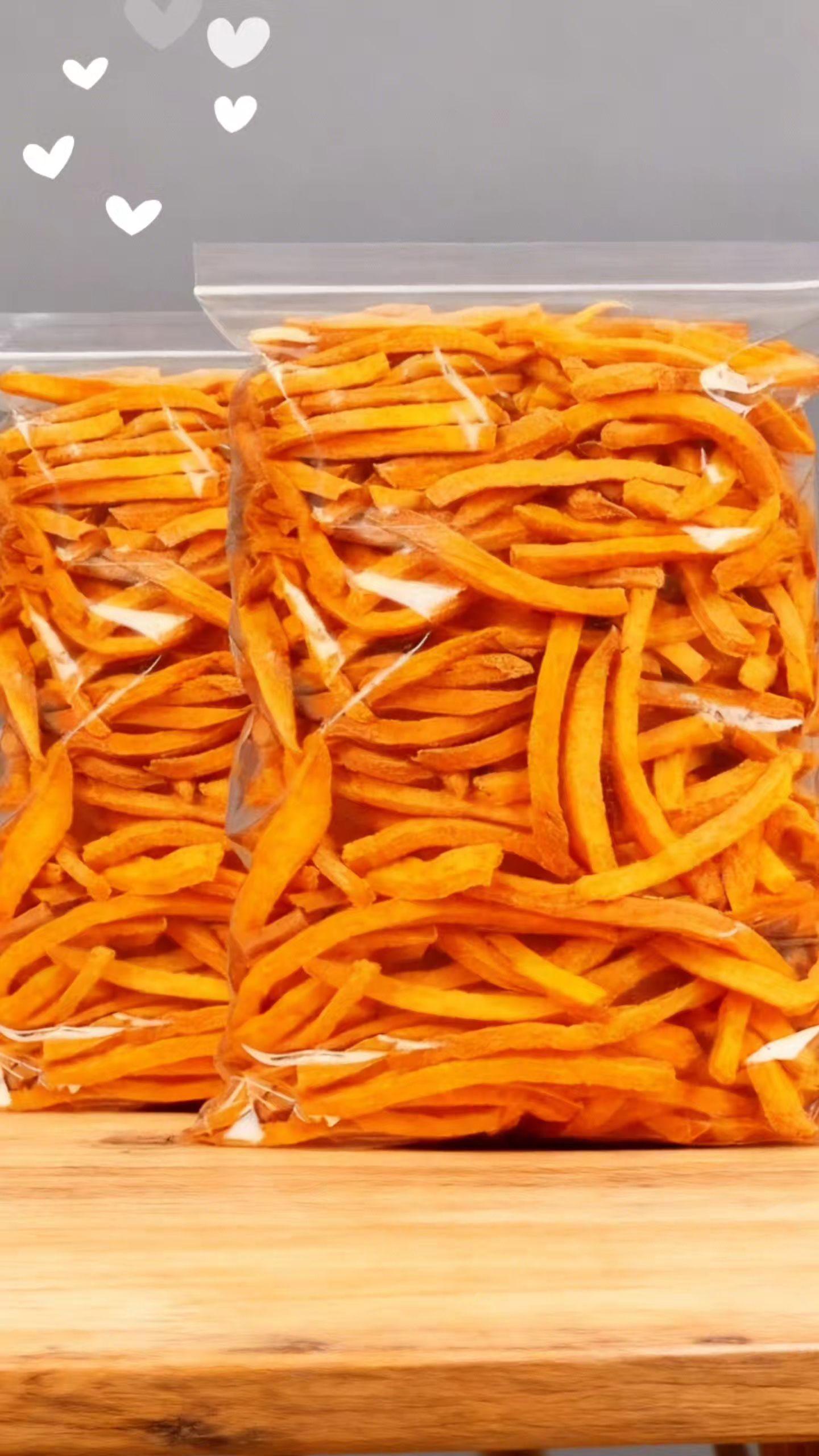 姐妹们赶紧放下手机去抢这个红薯条!它是真正的粗粮,而且是采用沙炒工艺,用铁锅炒出来的,保留了红薯原汁原味的香甜,吃起来就是小时候的味道,越嚼越香。配料表非常干净,只有鲜地瓜,没有加糖,也没有一滴油,老人小孩都可以放心吃,喜欢吃的赶紧多囤几袋!#强烈推荐 #休闲零食 #好吃到停不下来 #了不起的口腔科技