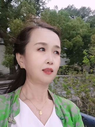 时光好不经用,一晃已过半生’昨天还觉得青春很长,今天却被岁月磨出了沧桑。那些来不及做的事,都成了时光里的遗憾。时间从不等谁,我们却总在错过后才懂珍惜! #时间它等过谁 #岁月它饶过谁