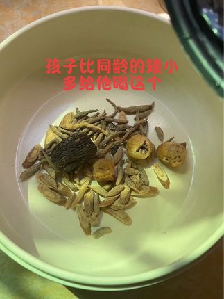 小孩长得总比同龄人矮小怎么办家长着急,多给他喝这个儿童成长汤 用太子参黄芪麦冬无花果蜜枣给他煮水或者煲汤都可以。#煲汤