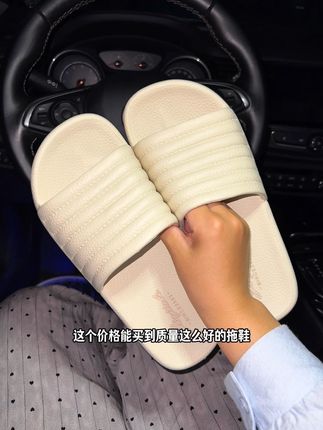 没想到这价格竟然买到质量这么好的#拖鞋 穿上特别舒服,品质超级好#脚宽脚胖都可以 #宝藏鞋子 #哎呦喂你鞋真好看 #鞋子推荐