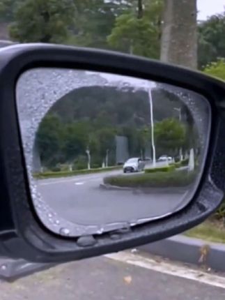 #后视镜防雨膜 给后视镜侧窗贴上防雨膜,下雨天看的清晰行车才安全! #行车安全 #雨天开车 #汽车用品 #无限回购的宝藏单品