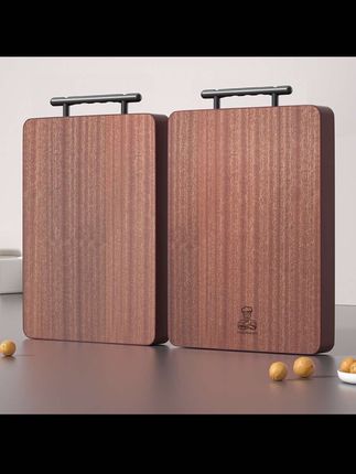 乌檀木菜板是由非洲紫檀制成的实木菜板,因其优异的性能和美观的纹理,成为中高端厨房用具的热门选择。