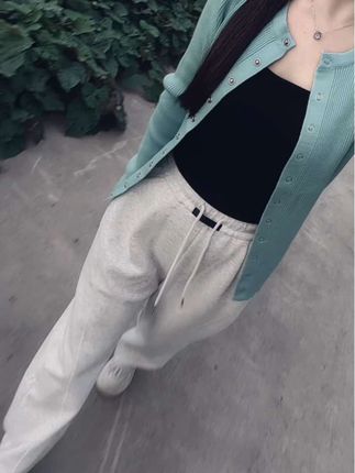 生活归于平淡,上班下班,一天下来腰酸背痛,既没什么期待,却也不糟糕,歇一歇感叹!这一天又过去了。#今日穿搭 #早秋开衫外套