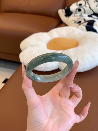 剪吊牌最快的一次!这“油青”也太深得我心啦人见人夸的手镯呀 太适合秋冬了!!无美颜滤镜实拍 所见即所得哦 #玉镯子 #天山翠雪翠 #天山翠 #天山翠浓翠满圈