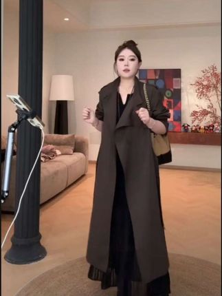 琪琪怪怪大码女装【梦回巴黎】经典英伦时尚复古宽松风衣C27587QTQ#说好的随便穿穿去看秀 #穿出你的气质 #时尚松弛感 #当我不局限一种穿搭风格 #这么穿显瘦20斤