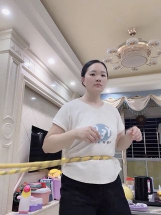 怕累、怕难、怕坚持不下来?软体呼啦圈专治各种“运动拖延症”。重量可调节,新手也能轻松上手,每天打卡就像玩游戏,不知不觉消耗卡路里。不用去健身房,在家就能给腰腹做“SPA”,懒人的瘦身计划,从这圈开始。#懒人瘦身运动