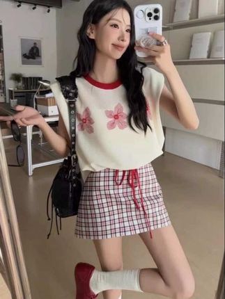 #我要上热门 韩系简约花朵刺绣无袖T恤女2025夏季新款时尚百搭宽松显瘦上衣潮#无袖t恤 #韩系T #花朵上衣 #宽松显瘦