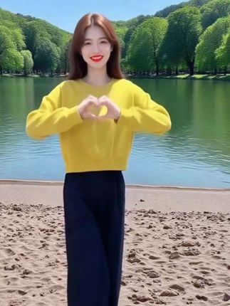 阳光下的湖边,一抹亮黄色格外吸睛!🌟 这套慵懒风套装舒适又百搭,轻松凹出好心情。#慵懒风套装 #湖边穿搭灵感