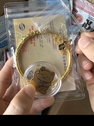 箱箱有真的有!有消费者吃干脆面硌掉了牙齿!老板急疯了,立马拿出1000万换成等价值黄金回馈消费者! 现在买干脆面每一箱都有黄金!快冲!#余校长干脆面赔了1000万#干脆面#箱箱塞黄金#惊喜#美食