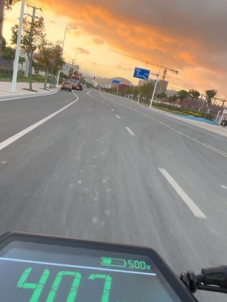 落日余晖,享受骑行#第一视角 #Vchains #电动滑板车#Vchains探险者E#代步车