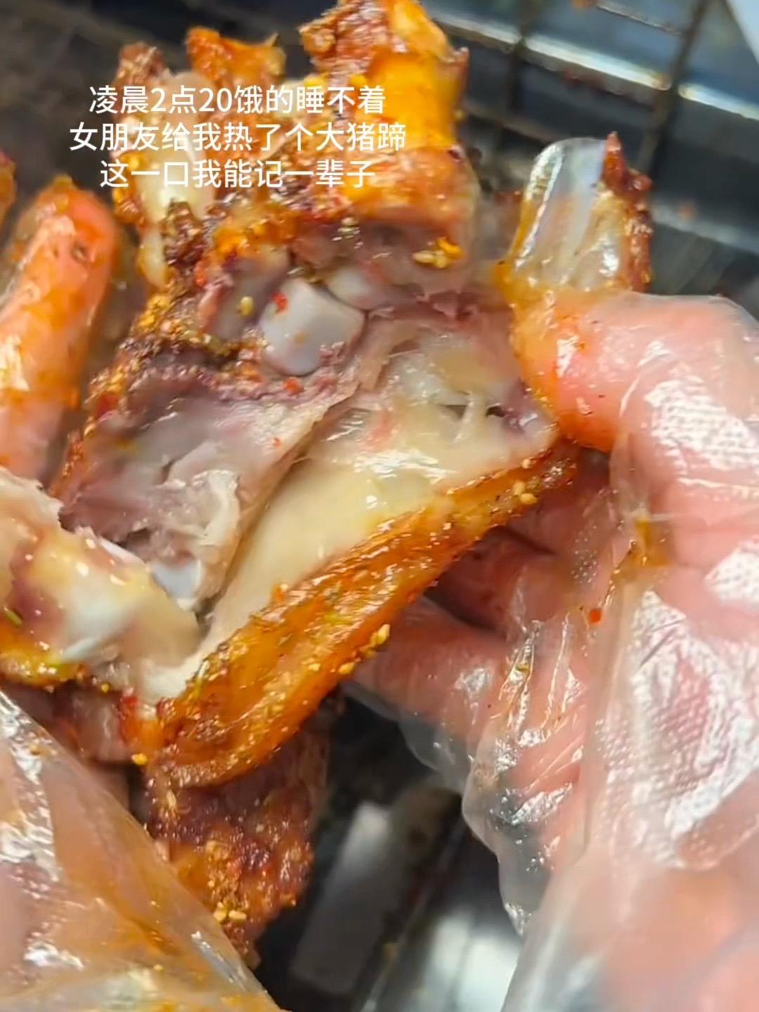 我靠,这比我妈做的好吃,每次半夜想吃肉的时候都会热上一包,配泡面配螺蛳粉巨香,快饿死的时候来一口大猪蹄我能记一辈子#夜宵吃什么 #太好吃了 #大口吃肉的感觉真好 #麻六记 #麻六记酸辣粉