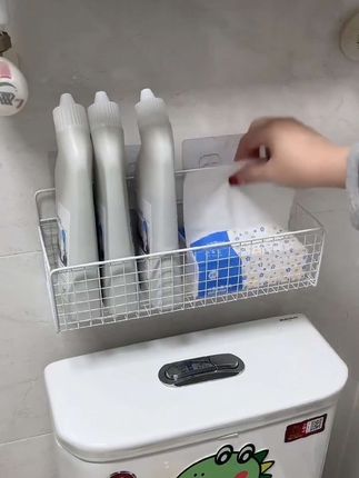 卫生间的墙面上装一个#免打孔置物架 ,把化妆品洗护用品都可以收纳上墙,整齐又美观!镂空设计厨房浴室都可以用,太方便了!#收纳整理 #收纳篮 #多功能收纳篮 #实用好物