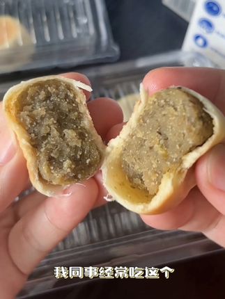 夏日到,冰皮绿豆饼绝了!冰爽软糯外皮,裹着绵密香甜绿豆馅,口口过瘾。是早餐优选,也是休闲点心,给生活添甜超便捷!#健康零食 #好吃到停不下来 #强烈推荐 #零食推荐 #绿豆饼 @抖音小助手