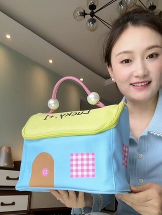 大容量还能分区的化妆包