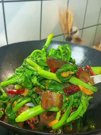 现在种植一直可以吃到深秋,吃白菜我们就要吃这种越掐越多的白菜苔