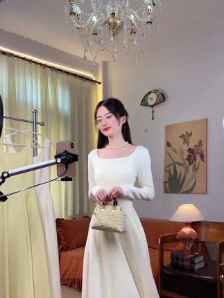 黑色修身法式长袖方领连衣裙女款秋季爆款2025新款高级感显瘦裙子#显瘦连衣裙 #法式连衣裙 #气质女神穿搭 #方领连衣裙 #女装裙子连衣裙