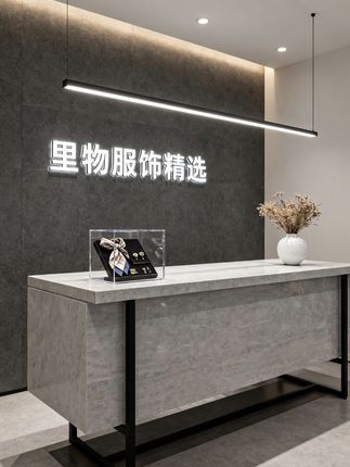 无论是上班还是约会都气场十足。衣服的版型宽松有度,对各种身材都非常友好,没有束缚感,活动自如
