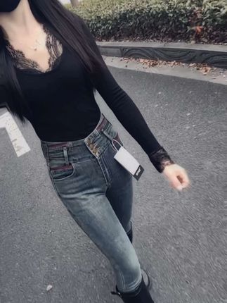 人性本来就是自私的谁也做不到感同身受谁也不会事事换位思考的 所以你想过的别人也有可能想过 只是都站在自己的角度答案不一样罢了 每个人顾得都是自己都是逢场作戏罢了所以不要奢望别人会理解你 毕竟好多时候你只有你自己劝人的话每个人都会说在现实面前当你静下心来 想想其实并没有人会为你考虑的 更多的是挑剔跟指责罢了#秋季穿搭 #显瘦穿搭