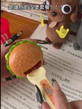 饿了吧!今天吃汉堡🍔#喂食玩具 #汉堡 #玩具 #解压玩具