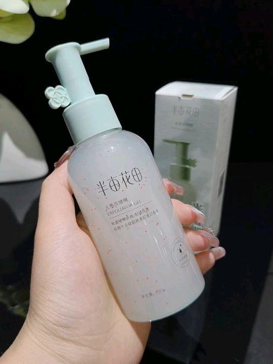 告别卡粉!素颜也能透亮的秘密 上妆总卡粉、素颜显粗糙的姐妹,别漏了定期去角质这步!半亩花田这款去角质啫喱太懂护肤了。 添加果酸和霍霍巴籽油,温和带走老废角质,还能呵护肌肤屏障。透明啫喱质地好推开,干皮油皮都能用,洗完清爽不紧绷,摸起来滑溜溜。#去角质#皮肤清洁#好物推荐#女生必备#上热门@抖加🔥上热门🔥dou+🔥热点宝