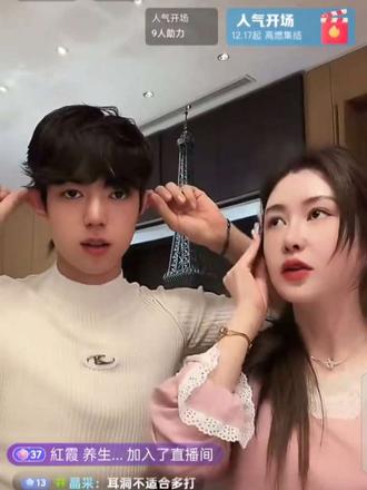 盈公主和纳迪尔同框啦!素颜的盈公主美得让纳迪尔忍不住亲了好几下,这互动甜度爆表齁得慌😂!有欢乐有温暖和有爱的直播间!👏👏👏优秀根本看不够##强烈推荐 感受一下他们的甜#甜蜜暴击 #磕到了