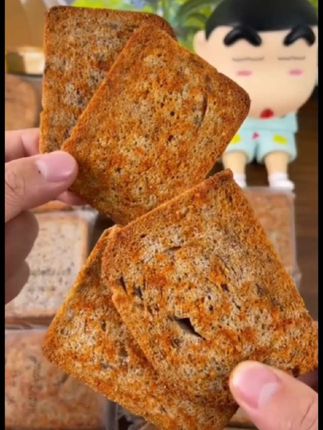 这个全麦粉、藜麦和亚麻籽制作的粗粮烤馍片真的巨好吃,还是非油炸烘烤的,酥酥脆脆越嚼越香!#粗粮#全麦烤馍片 #馍片#低卡零食 #零食推荐