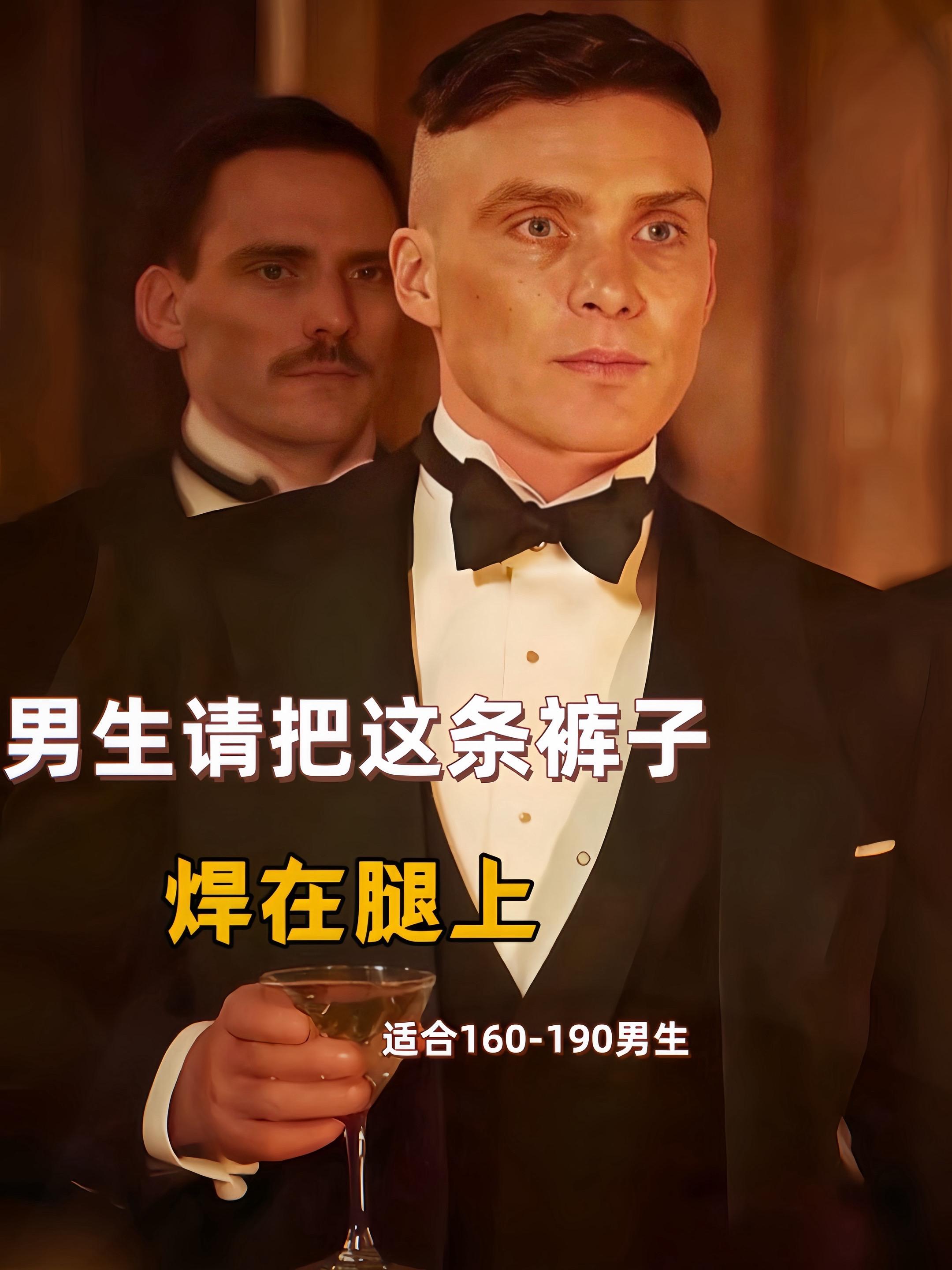 美式宽松直筒工装弯刀裤。国庆出游不知道穿啥裤?这条美拉德工装弯刀裤闭眼入! 美式宽松直筒版型,对各种身材都友好,结构裁片拼接设计高级感拉满,水洗灰质感复古又百搭~ 多功能口袋超实用,手机、墨镜随手放,男女穿都好看,国庆不管是citywalk还是周边游,穿它准没错~#国庆穿搭 #弯刀裤 #男生穿搭 #ootd穿搭 #男女同款