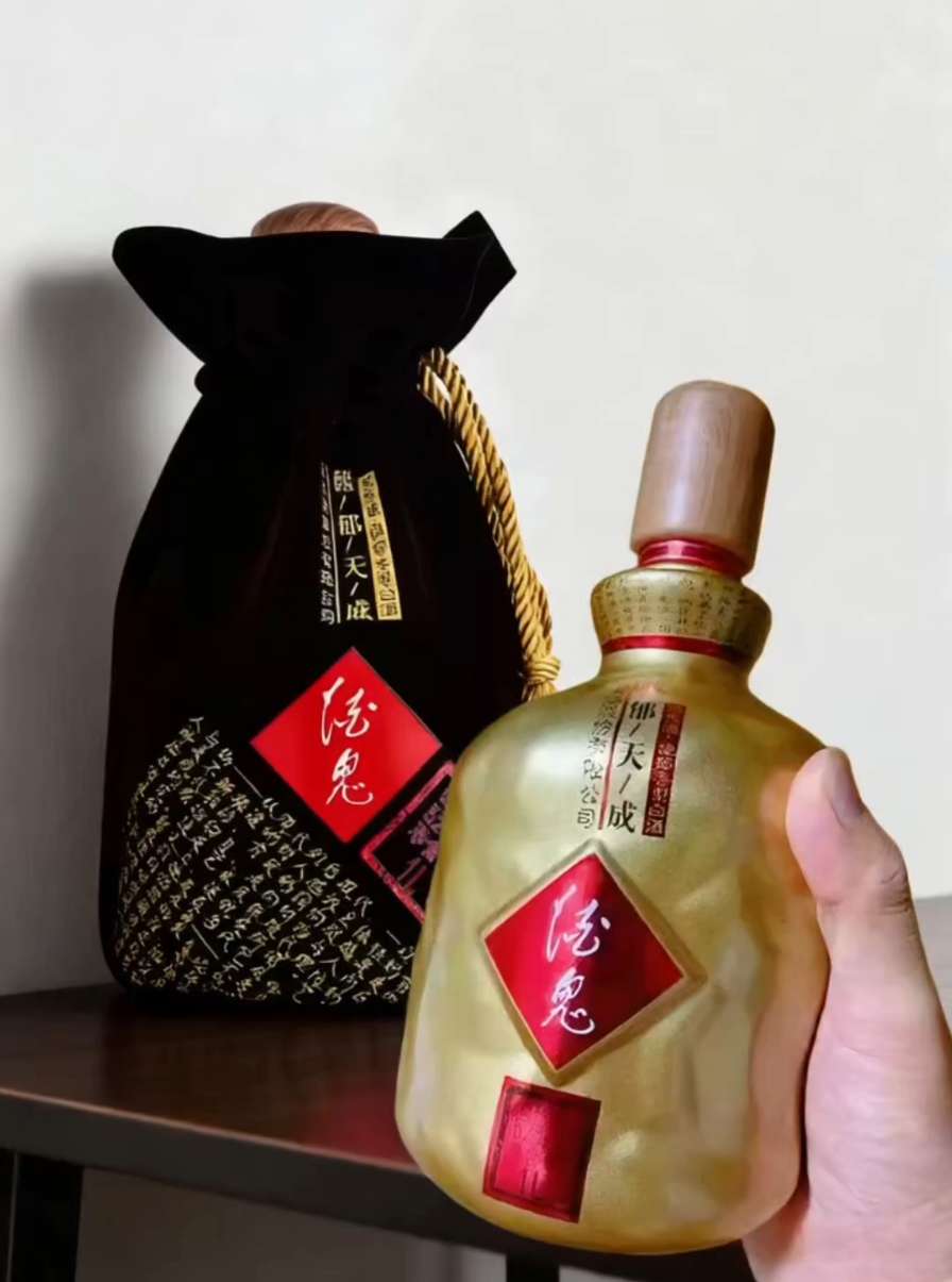 酒鬼酒馥郁天成。中秋提前购,馥郁天成!酒鬼酒馥郁香型,52度1000ml单瓶装,入口绵柔,回味悠长。甄选优质粮食,匠心酿造,滴滴醇香。送礼有面,自饮尽兴,团圆时刻更添温情。#酒鬼酒#好酒推荐#品酒品人生#家庭聚会#送礼佳品