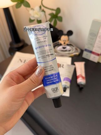 就这个一到冬天就卖的超火的海洋主义护手霜你们一定要提前囤~到手三支你看才啥价!这么划算到姥姥家了~关键味道好闻的很呐~水润清爽不黏腻!冲就完事了