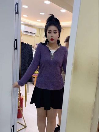 质感超棒,半开领还带钻条装饰,精致又吸睛。修身版型很显身材,大码姐妹穿也超合适,轻松穿出时尚感~#大码女装搭配#打底衫穿搭#遮肉显瘦 #不怕你胖就怕你不时尚