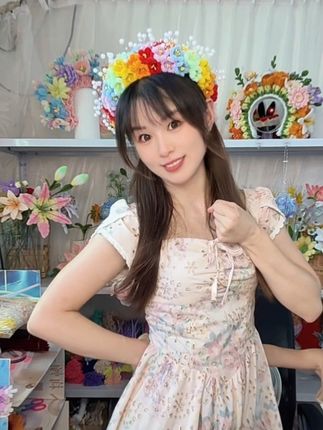 其实重点在头上的小簪花,哈哈哈,不会跳,献丑了各位小仙女,今生簪花,来世漂亮,我知道你们还是喜欢头上的小簪花对不?其他别在意哈#手工diy #扭扭棒 #簪花