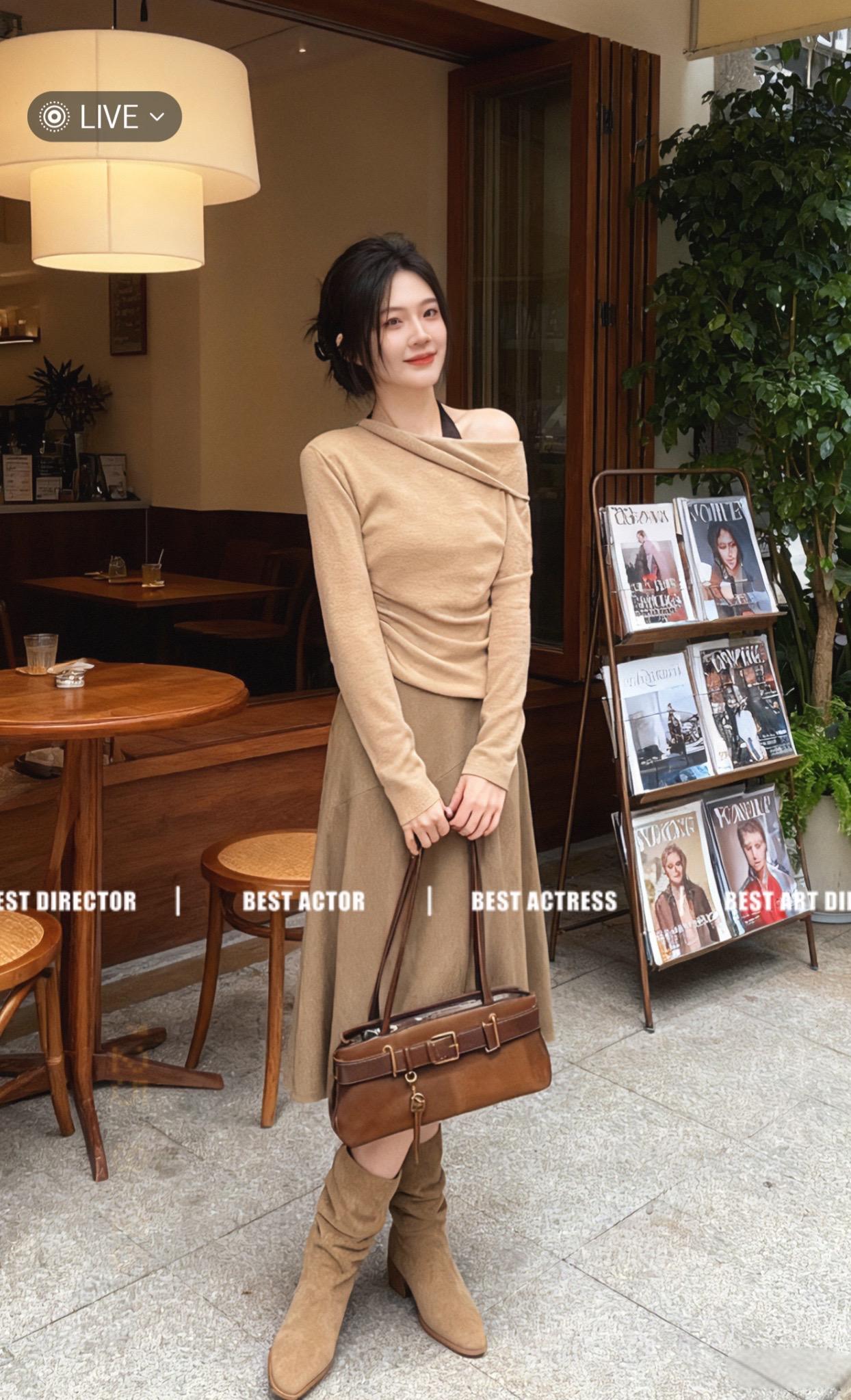 《咖啡街角的暖棕邂逅》 午后的“慢享”咖啡店外,雪雪身着暖棕系套装,坐在藤椅上翻着杂志。米色吊灯的光晕落在她肩头,像一层温柔的纱。 忽然,一本建筑期刊被轻轻放在她面前的桌角。“这本里的街角设计,和你很像。”男声温和,是常来店里画稿的设计师陆川。雪雪抬眸,他指尖的温度似乎还留在期刊封面上。 风掠过绿植,将咖啡香送得更远。陆川递来一杯焦糖玛奇朵:“这家的甜,配你的风格刚好。”雪雪抿了口咖啡,暖意从舌尖蔓延到心底,在这温馨的街角,属于他们的故事,正伴着落叶的轻响缓缓开篇。#温柔风穿搭 #早秋焦糖色氛围感穿搭 #当你坚持姐很贵的穿搭理念 #说好的随便穿穿去看秀 @DOU+小助手 @DOU+上热门 @抖音能量站