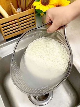 我真的超爱这个淘米沥水篮,它简直就是厨房里的小能手,用它来淘米简直太方便了,一粒米都不会浪费。洗个蔬菜、水果啥的也是轻轻松松,简直是居家必备好物#淘米沥水篮