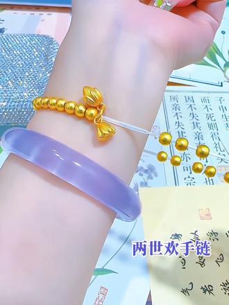 手链赛道文案素材 - 回复 @雨露(好物优选)的评论 戴够了普通手链,不妨试试这条两世欢手链✨
圆润珠饰搭配精巧莲形吊坠,上手温润又有质感
悄悄修饰手腕线条,满满的东方温婉气韵
链身可以调节,大大小小手围都佩戴舒适
单戴就很有高级感,国风穿搭、日常通勤、休闲出行全都适配
轻轻抬腕,不经意间流露独有的雅致韵#两世欢手链 #国风手链 #日常配饰 #精致首饰@DOU+小助手 - 雨露(好物优选)作品