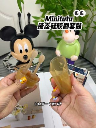 小宝宝喝奶频繁,一天要喝十几次奶,舌苔上容易有厚厚的奶渍,要用#舌苔刷 给宝宝做好口腔清洁#舌苔清洁器 #母婴好物 #宝妈分享 #宝宝口腔清洁