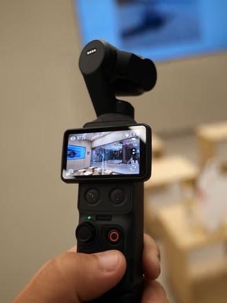 大疆Pocket4评测📷 1英寸CMOS &4K/240fps
14级动态范围
10-bit D-Log
三轴机械增稳&旋屏开拍
2倍无损变焦
内置107GB存储&800MB/s快速导出
全新智能跟随&智能对焦
OsmoAudio 四声道输出
无不诠释了“一寸万象,光影随行”!
#大疆Pocket4 #口袋云台 #大疆新品 #一英寸 #自拍神器
🎬:@FLIER📷